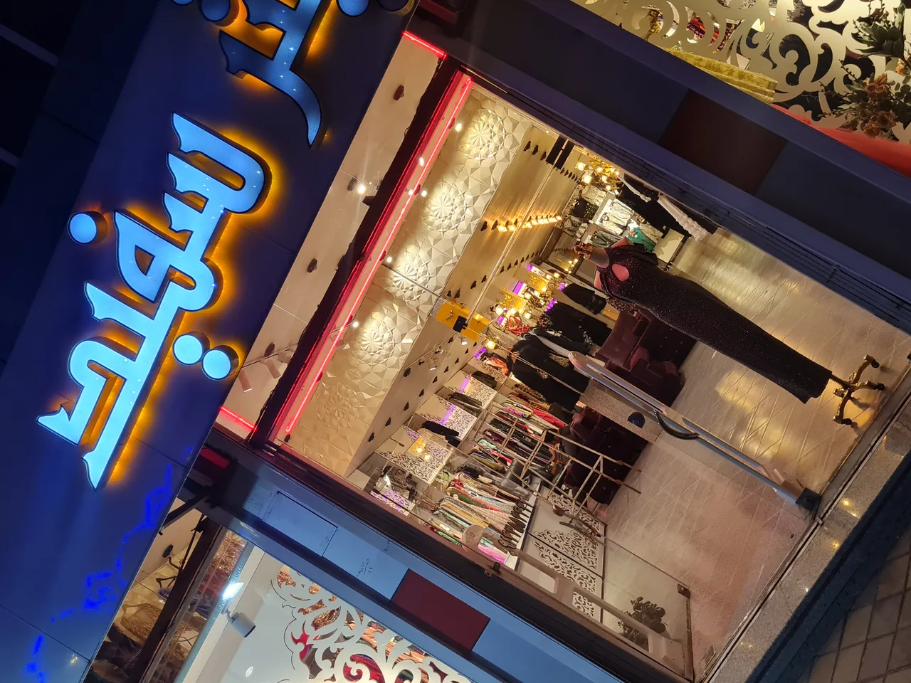 چتر سفید بوتیک لباس مجلسی