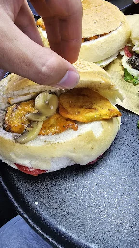 بوم برگر - رستوران فست فود در تبریز