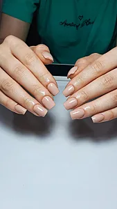 خدمات کاشت ناخن