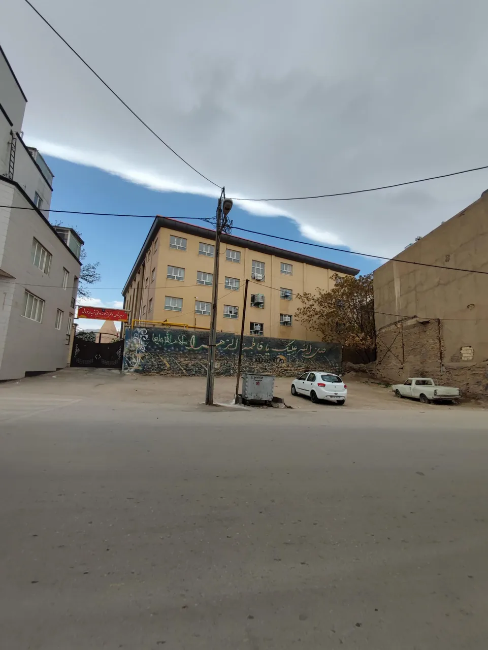 دبیرستان دخترانه دوره دوم نمونه دولتی شهید حجه فروش - مدرسه در همدان