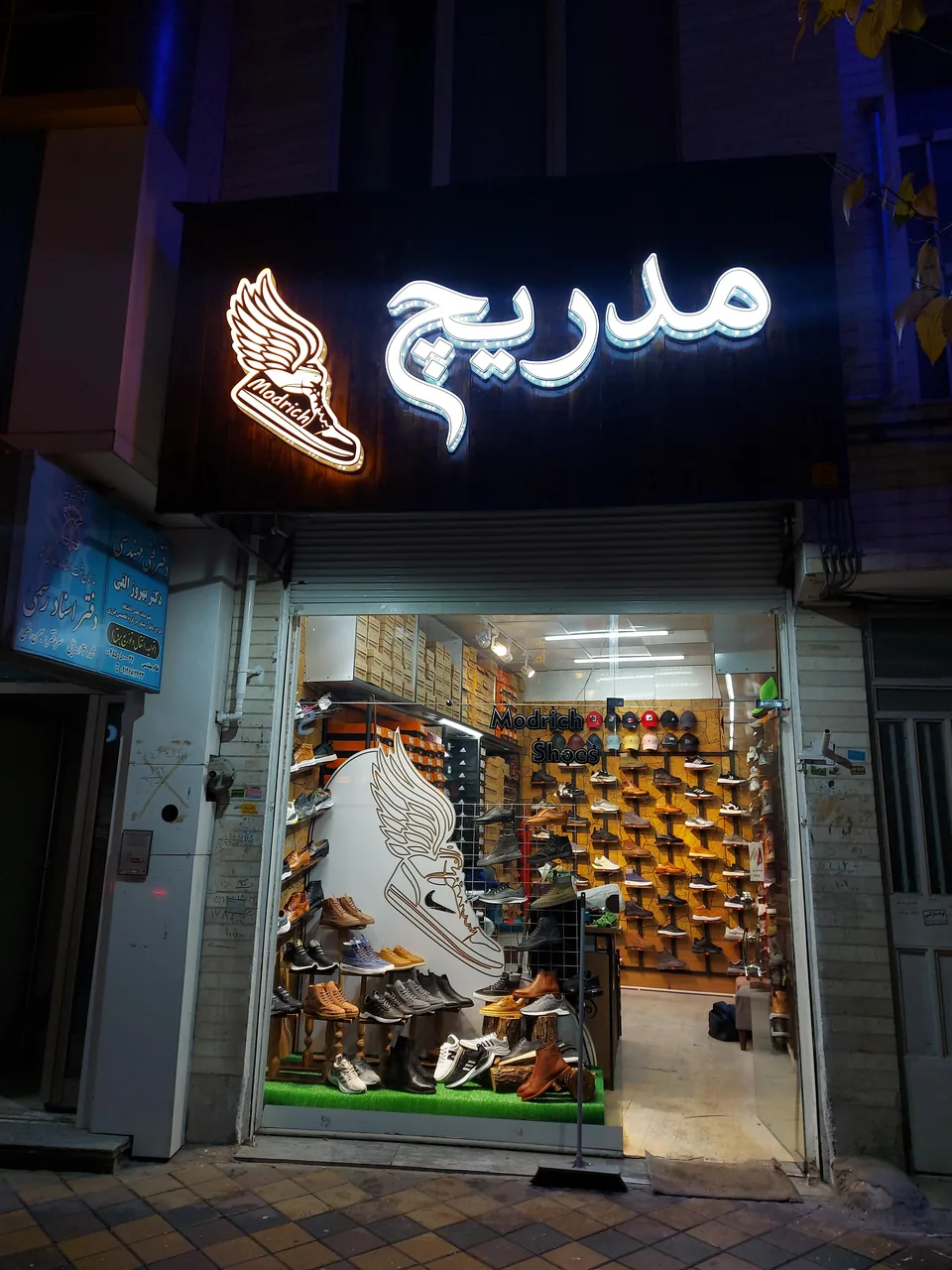 گالری کفش مدریچ (شعبه مردانه) - تصویر 2