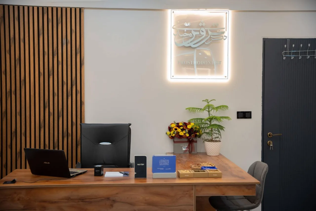 مطب دکتر سروش مختاری متخصص پروتز و ایمپلنت دندان