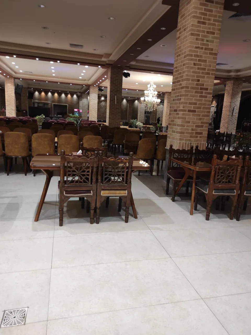 رستوران و سفره خانه تاج و تخت - تصویر 2