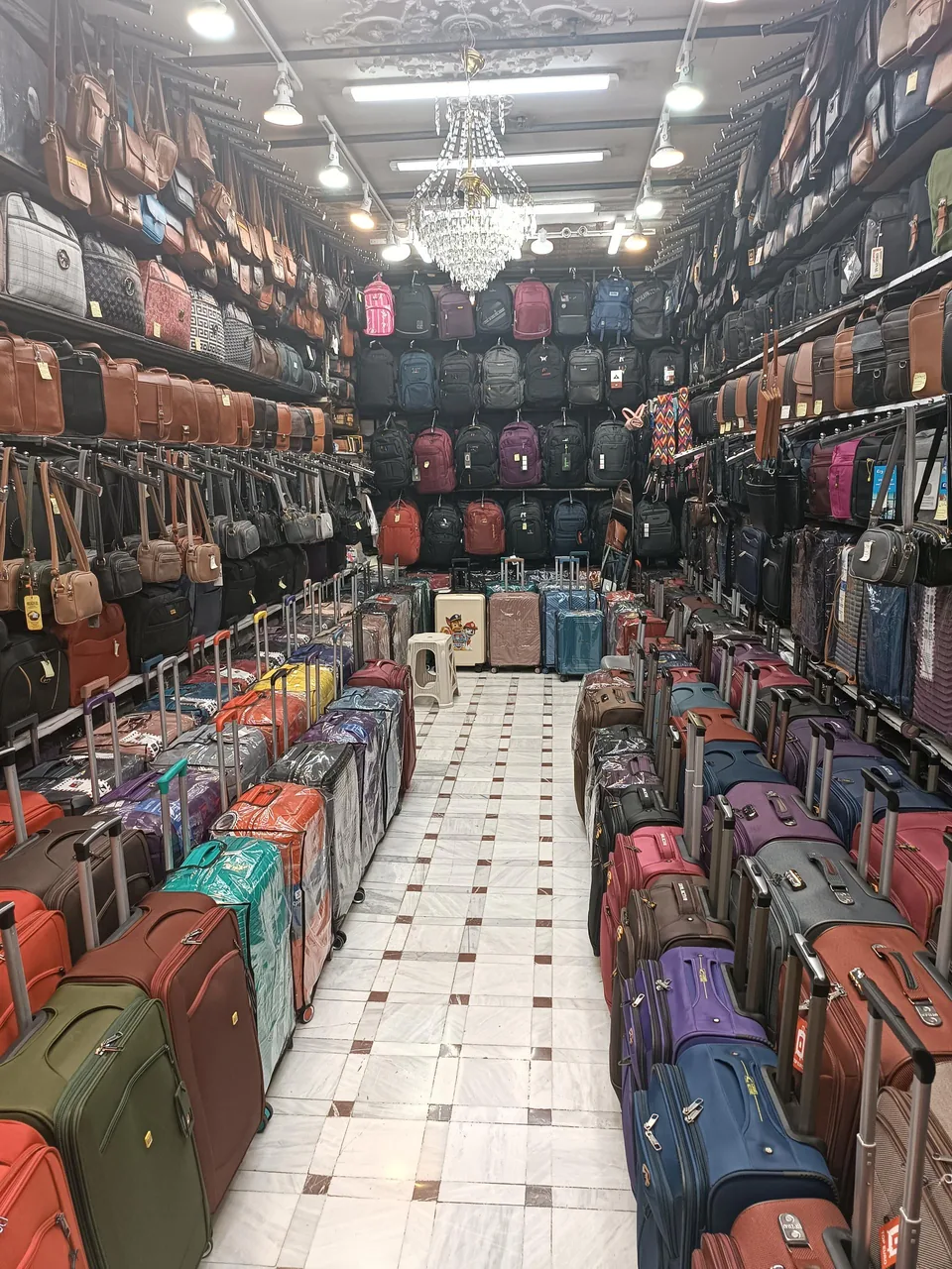 فروشگاه کیف و چمدان چرم دو غزال - کیف و کفش در اراک