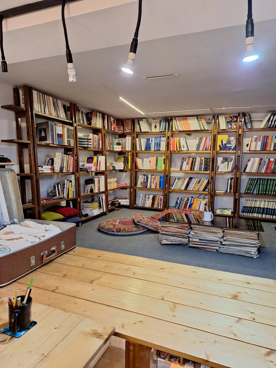کتابفروشی و کافه گوهرزاد - تصویر 3