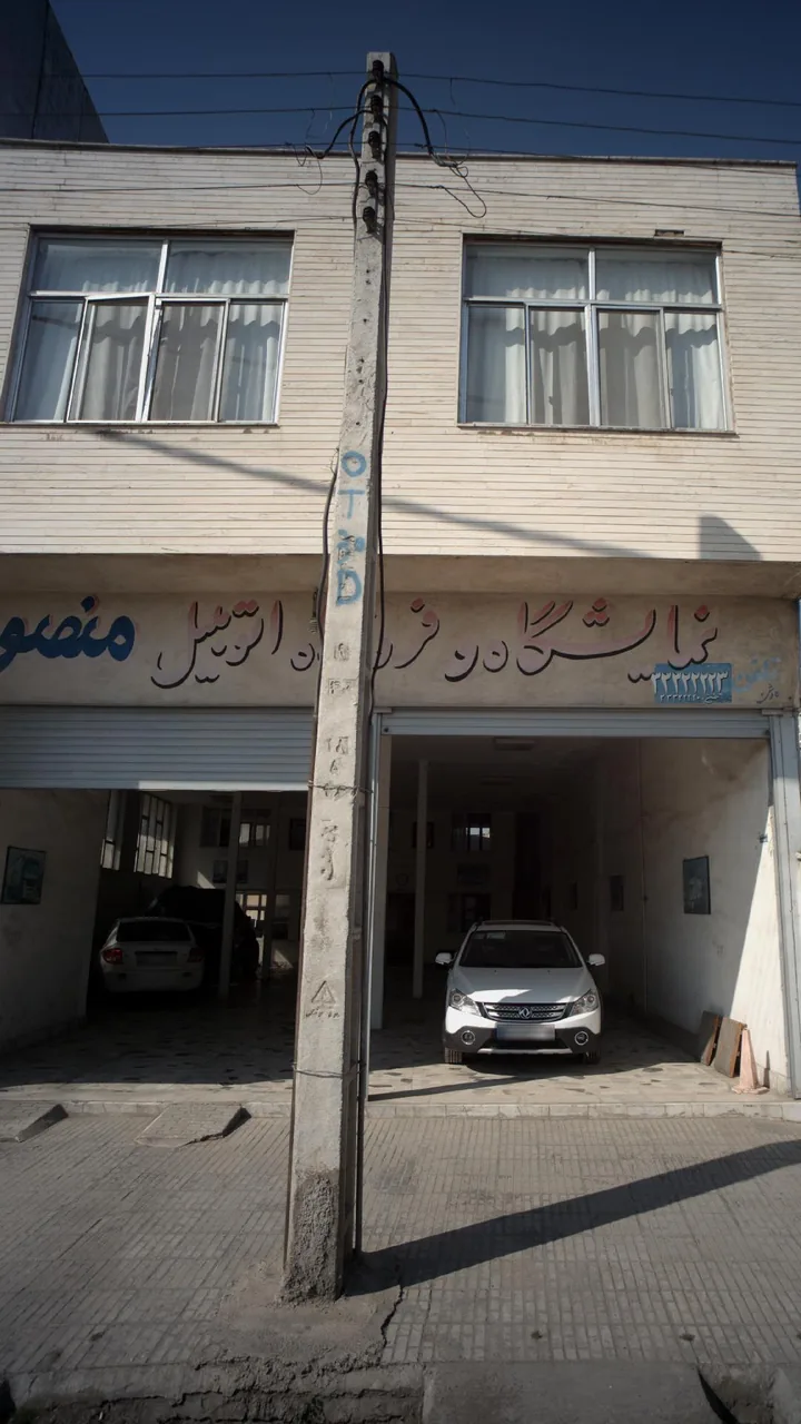 نمایشگاه و فروشگاه اتومبیل منصور