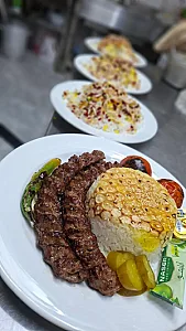 رستوران غذای سنتی و محلی حاج منصور