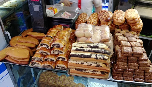 کیک و شیرینی اعیانی