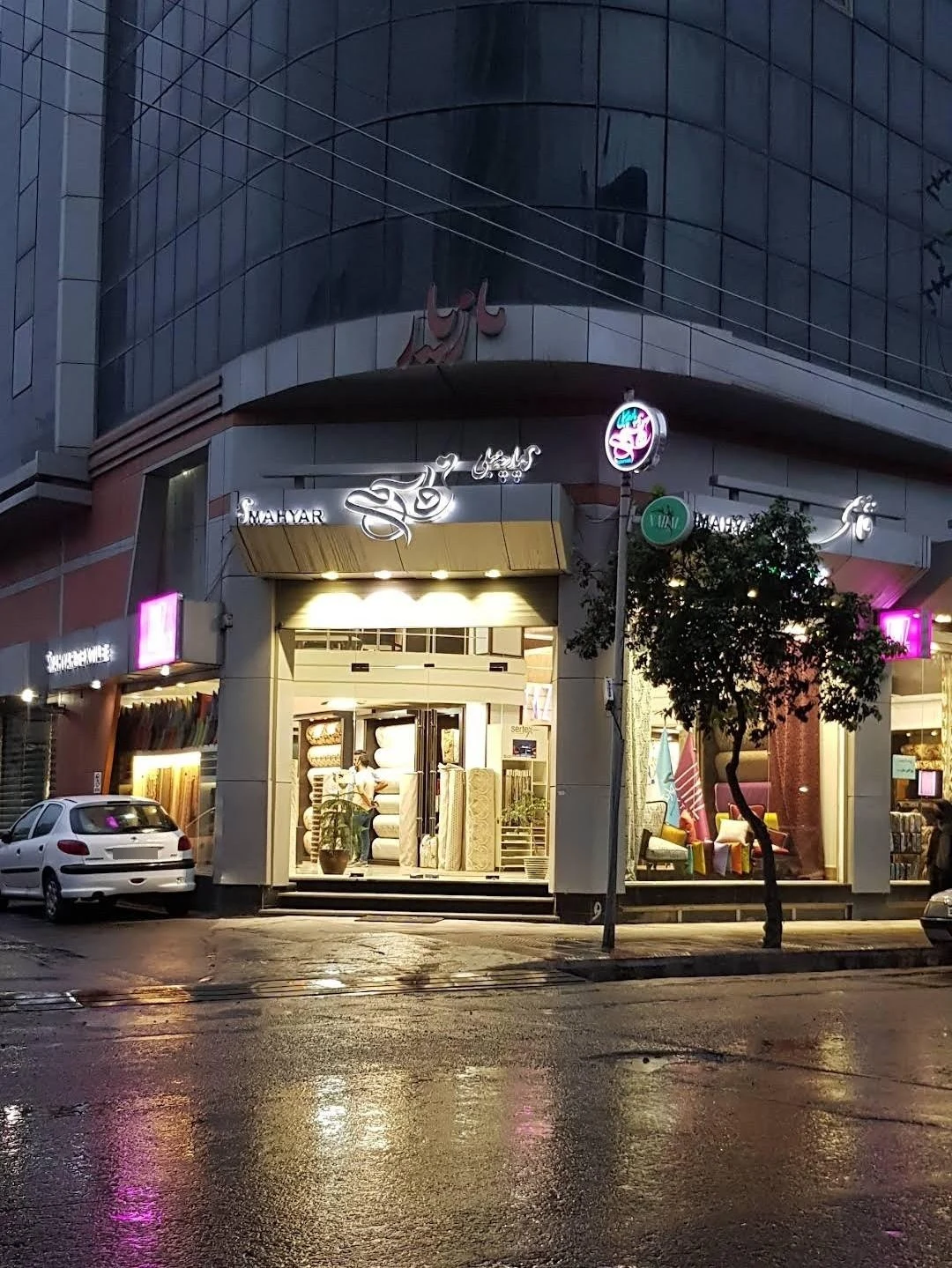 لباس فروشی و بوتیک چوب لباسی