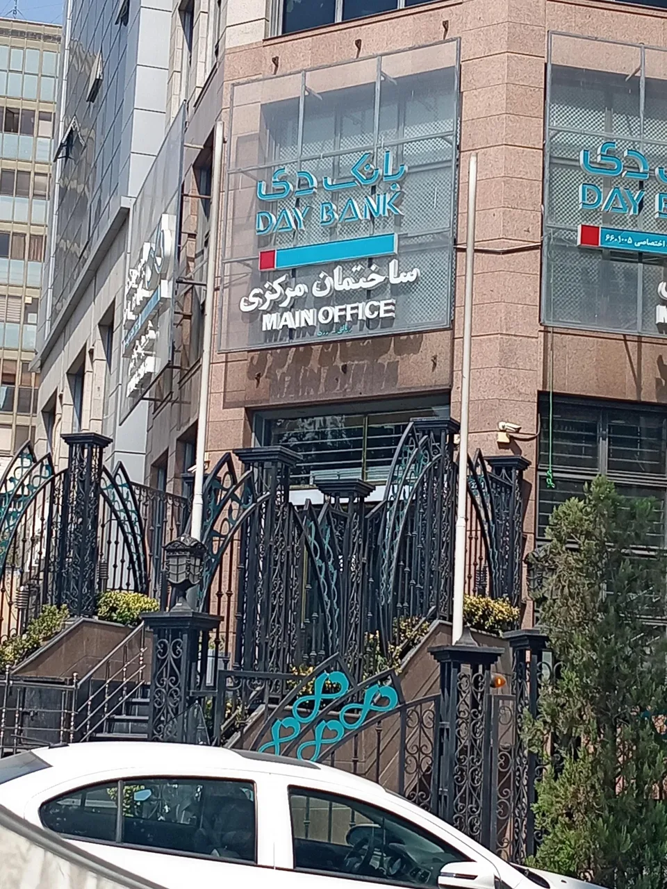 ساختمان مرکزی بانک دی - تصویر 2