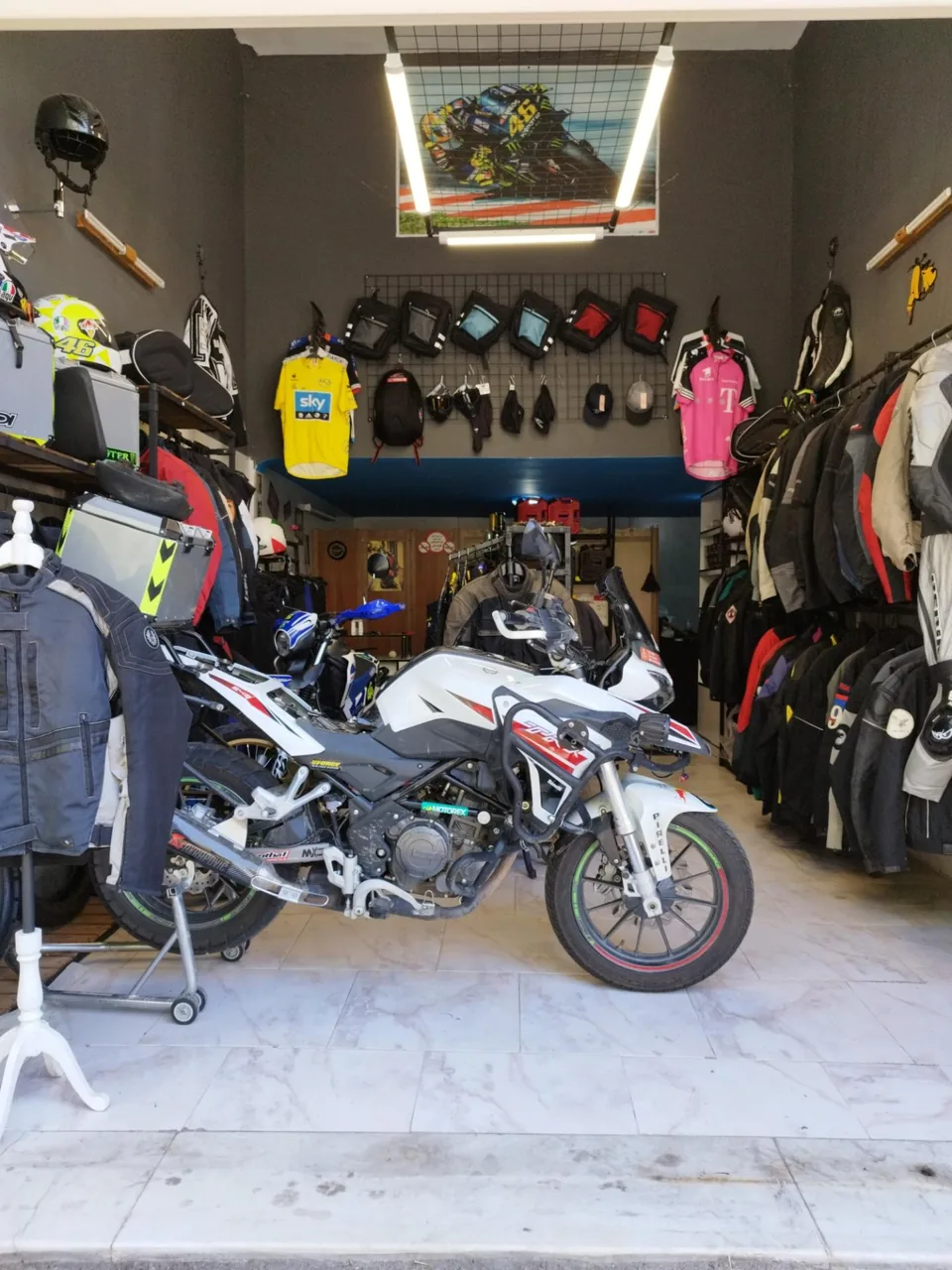 فروشگاه تجهیزات موتورسواری BLUEXMOTOR - تعمیر موتورسیکلت در زنجان