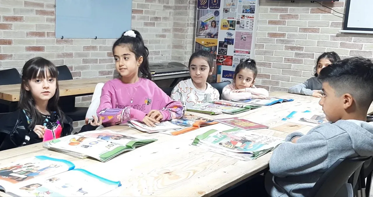 آموزش زبان انگلیسی و اسپانیایی رونیکا رجبی (نابغه 7 ساله) - آموزشگاه زبان در تهران - تصویر 2