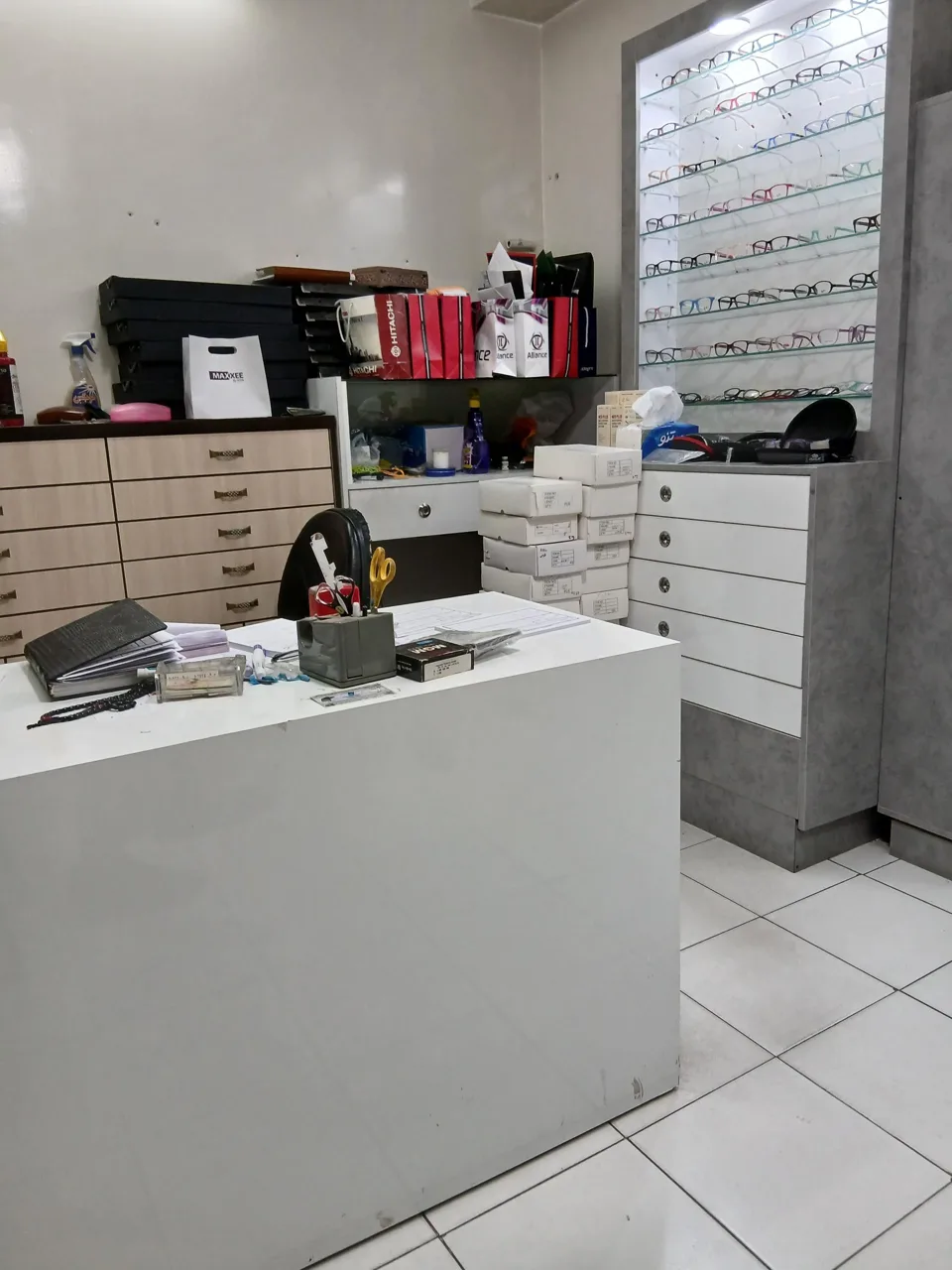 عینک سازی و بینایی سنجی نور