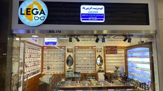 اپتومتریست ادریس پاد و عینک لگا