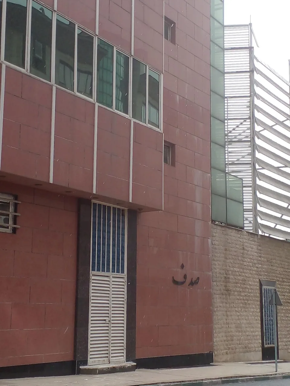 استخر صدف طلایی - تصویر 2