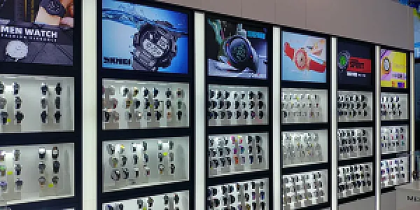 اسکمی ساعت مچی و عینک آفتابی