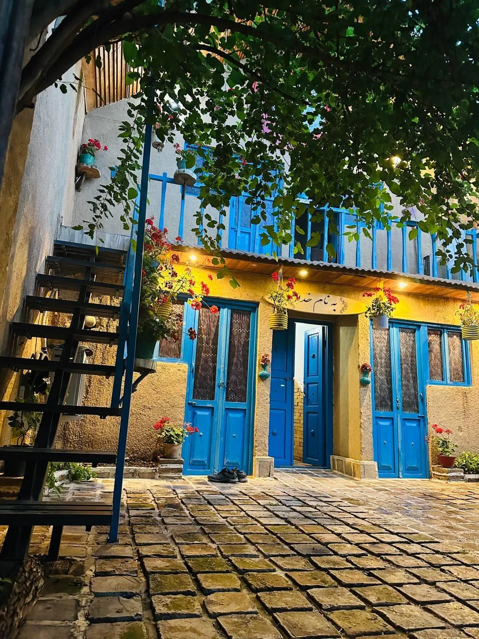 کافه و خونه باغ سینا