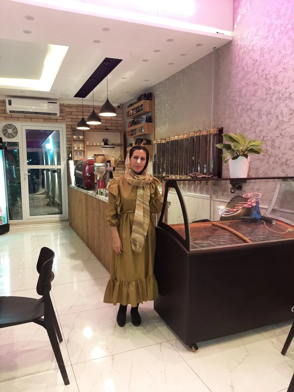 کافه فانوس شب - تصویر 4