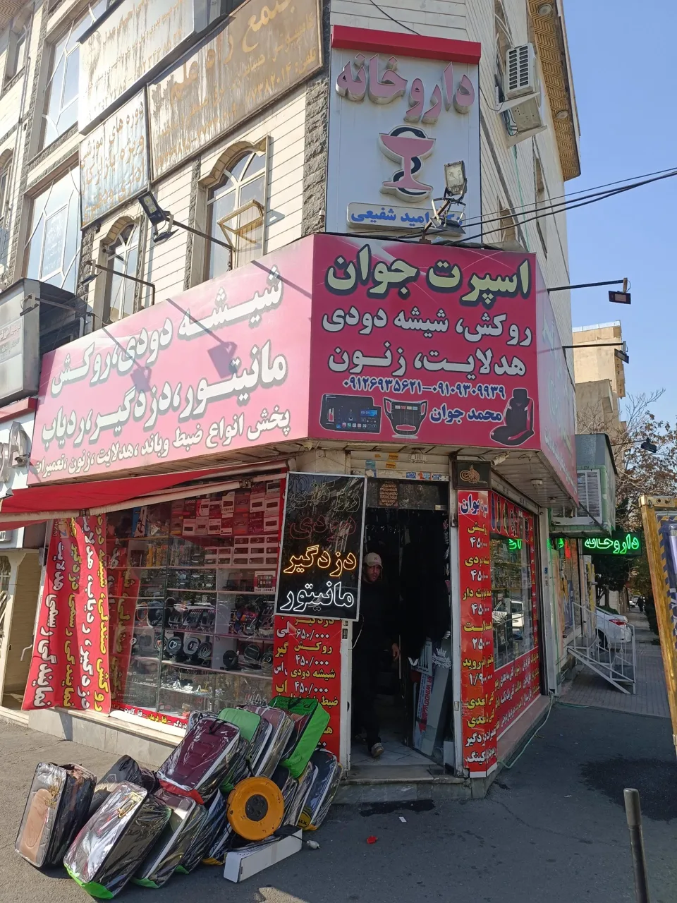 تزیینات اتومبیل اسپرت جوان
