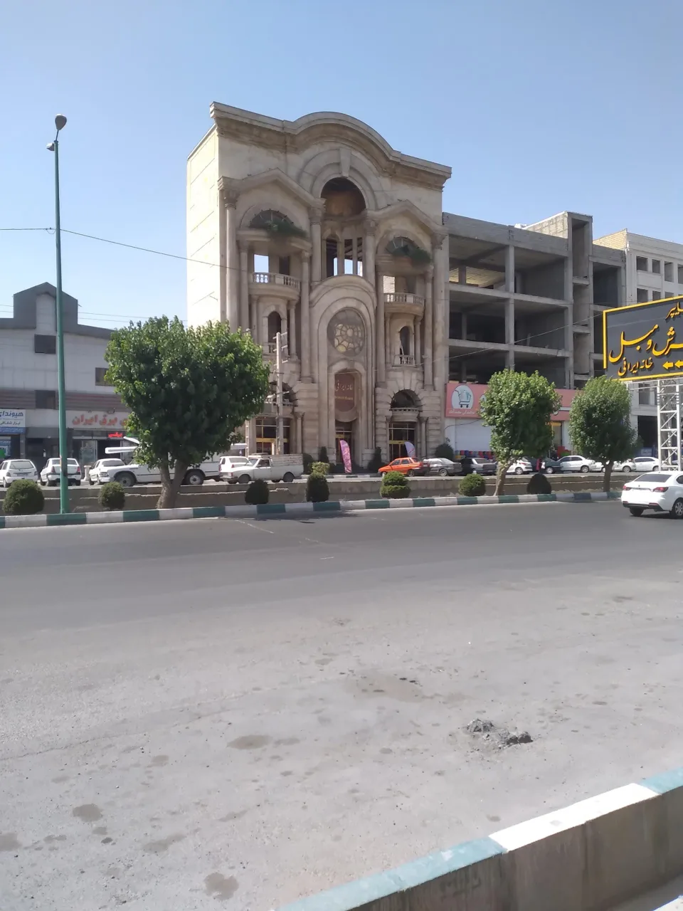 فروشگاه فرش و مبل خانه ایرانی - تصویر 4