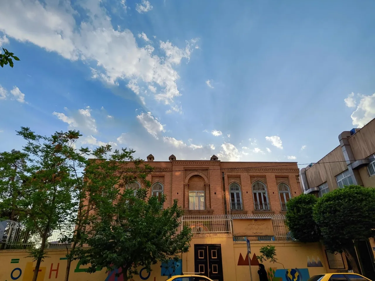 دبیرستان انوشیروان دادگر (نوشیروان جی تاتا) - تصویر 2