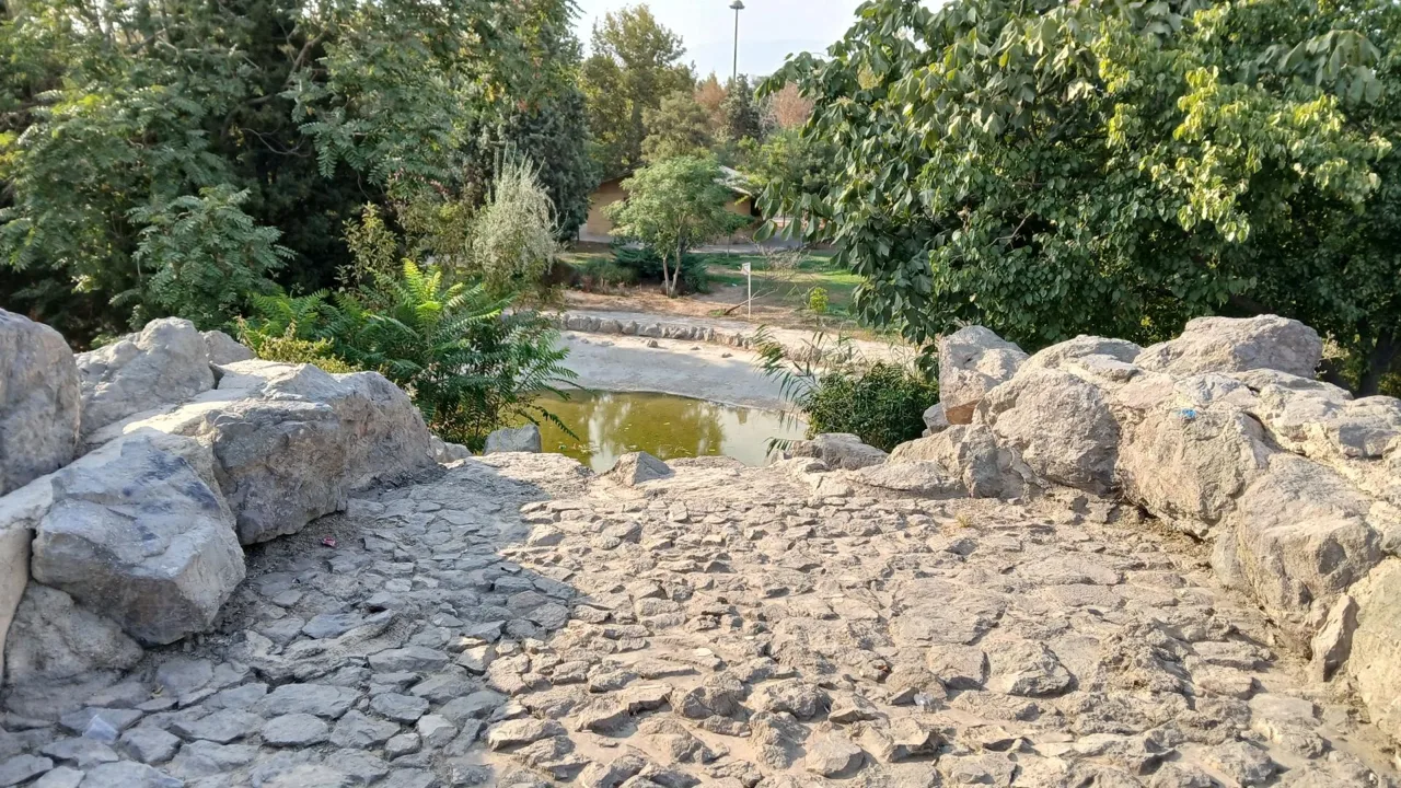 تپه و آبشار قائم - تصویر 2