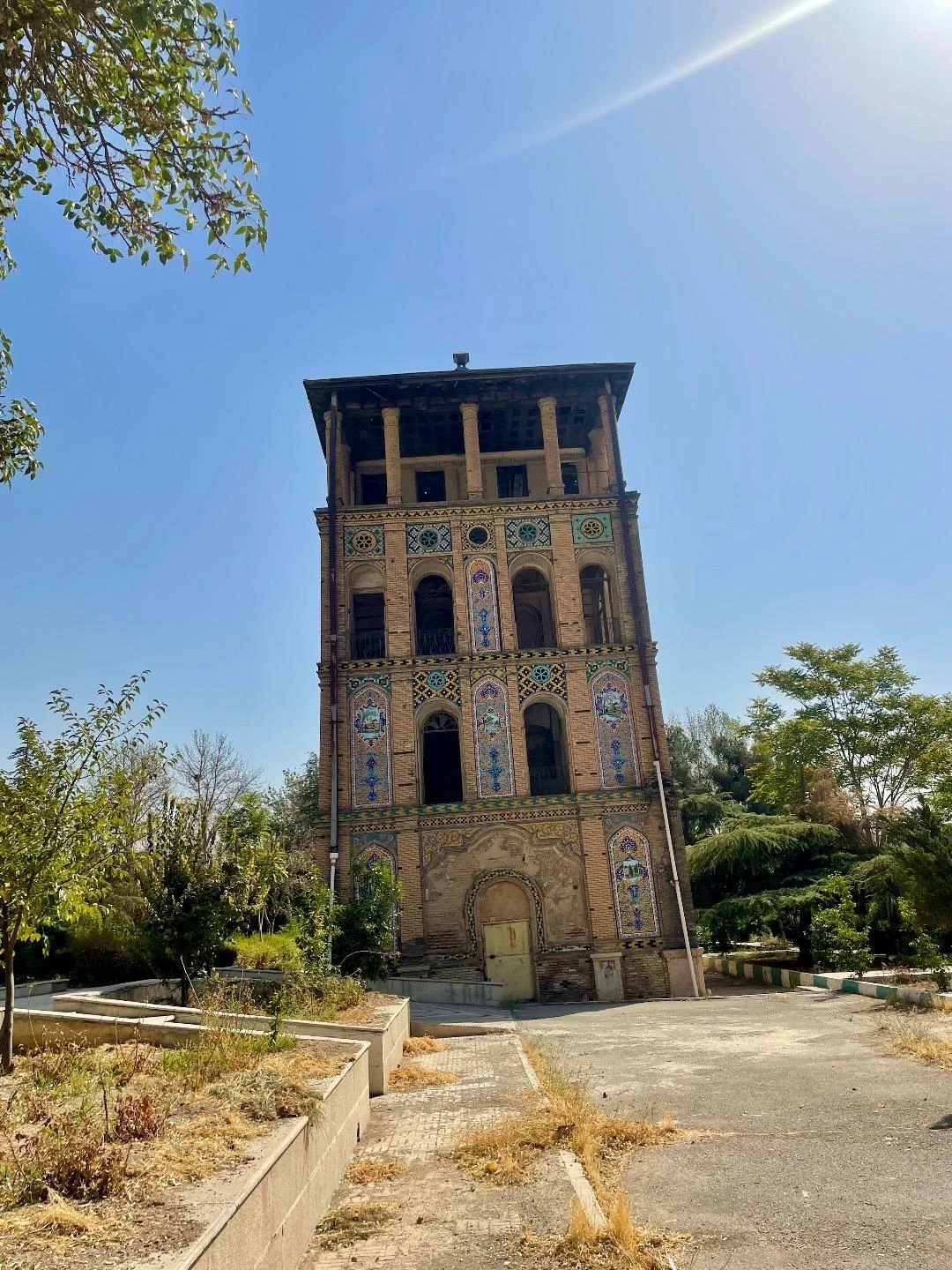 عمارت تاریخی کلاه فرنگی عشرت آباد