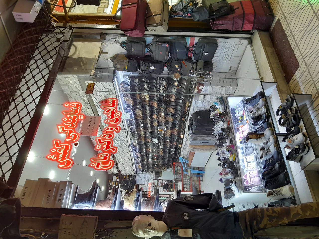 فروشگاه کفش شاهین