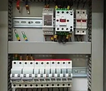 برق‌کار و تعمیرکار سیار در دولاب