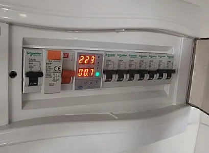 برق‌کار ساختمان در باغ فیض