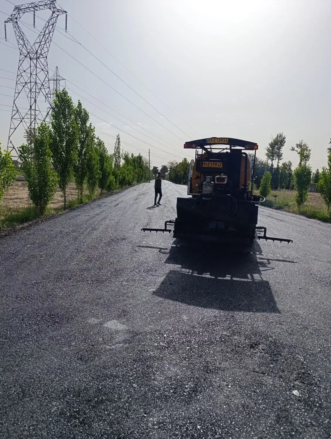 اجرای آسفالت و زیرسازی راه در شادآباد