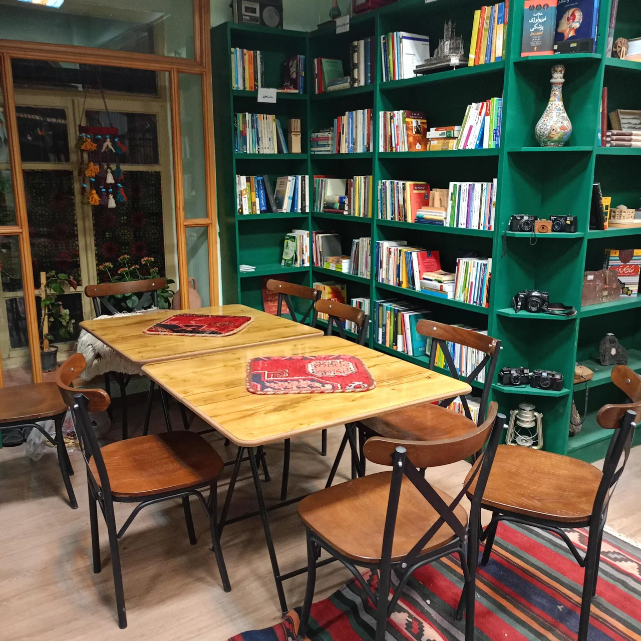 کافه کتاب و هنر همای