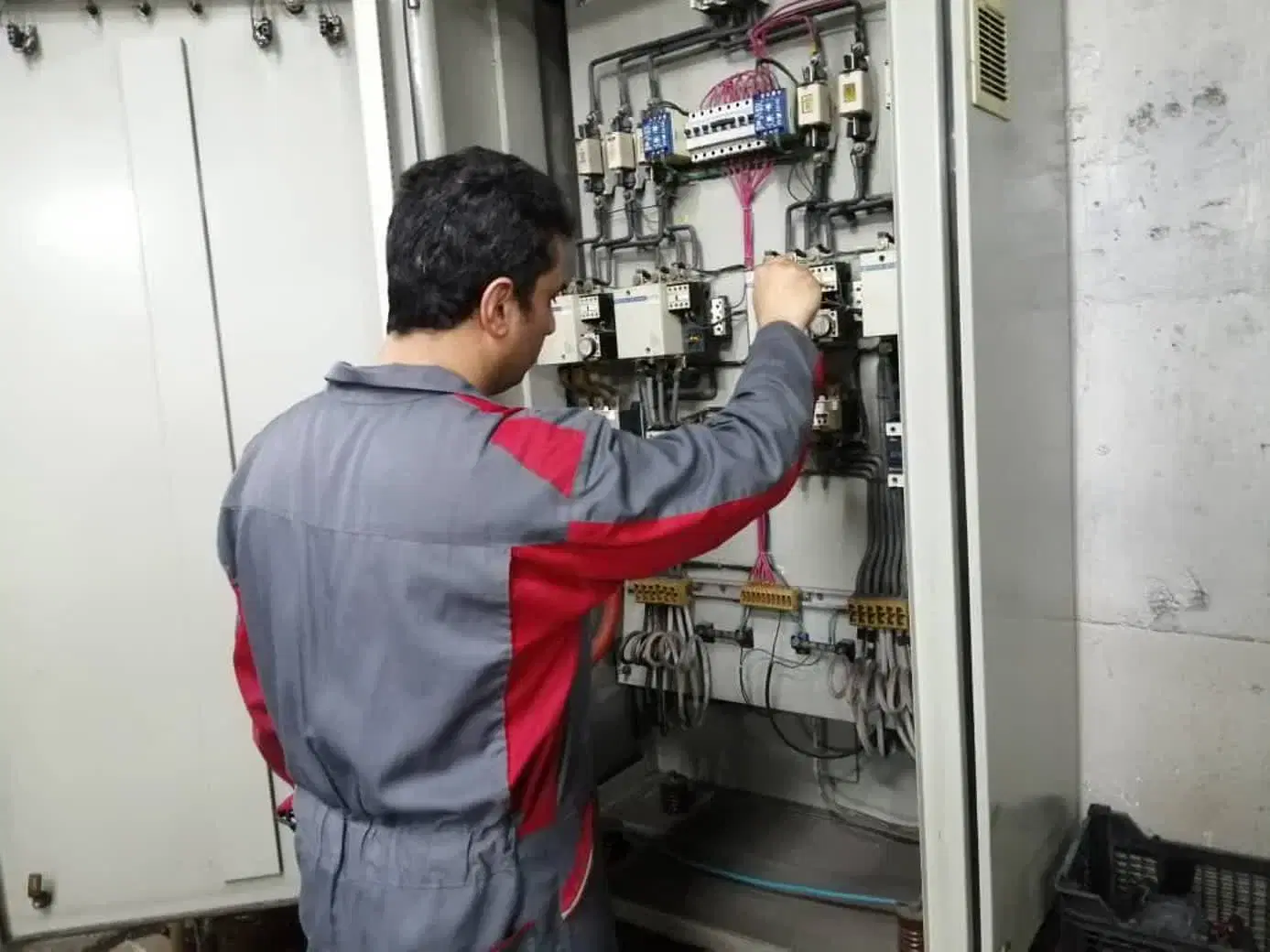 برق‌کاری و خدمات تأسیسات در سعادت‌آباد - تصویر 9