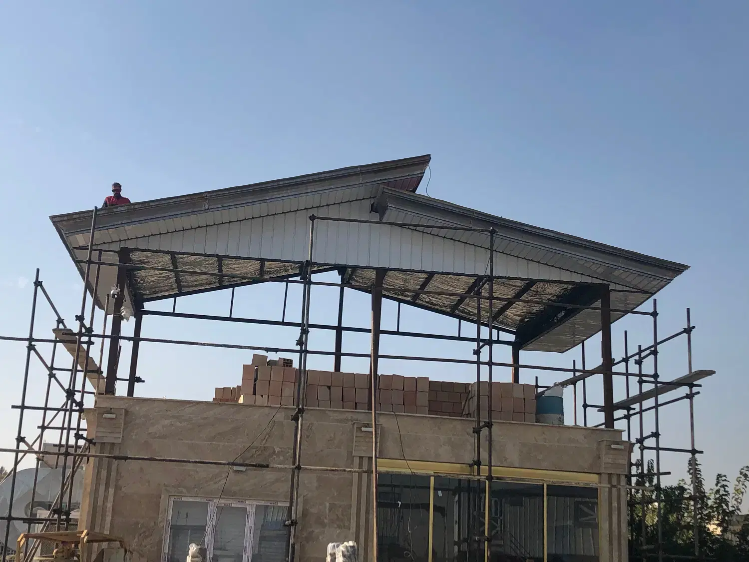 سقف شیروانی در بازار آهن - تصویر 5