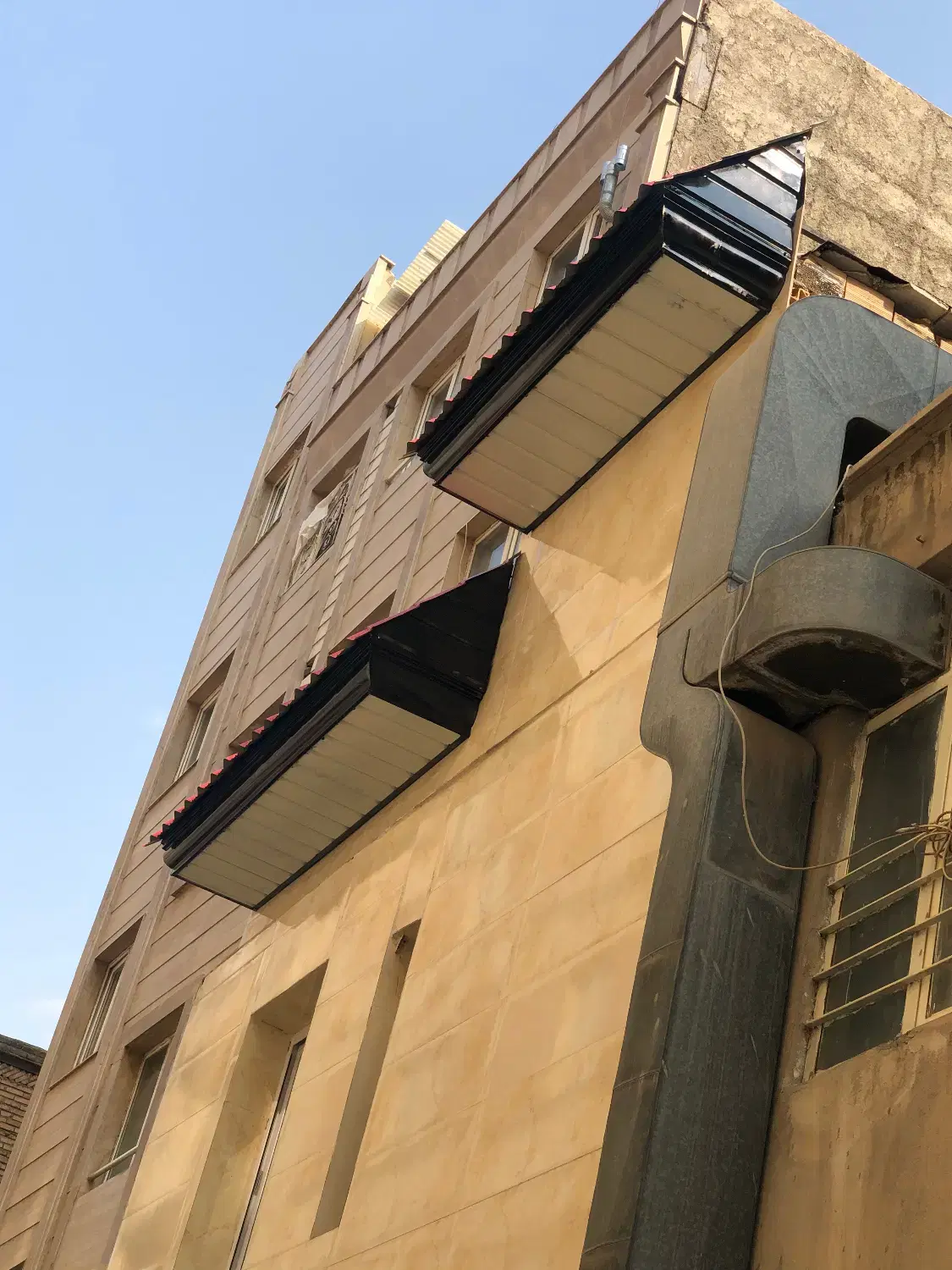 سقف شیروانی در بازار آهن - تصویر 11