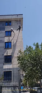 کار در ارتفاع و پیچ و رولپلاک نما در حکیمیه