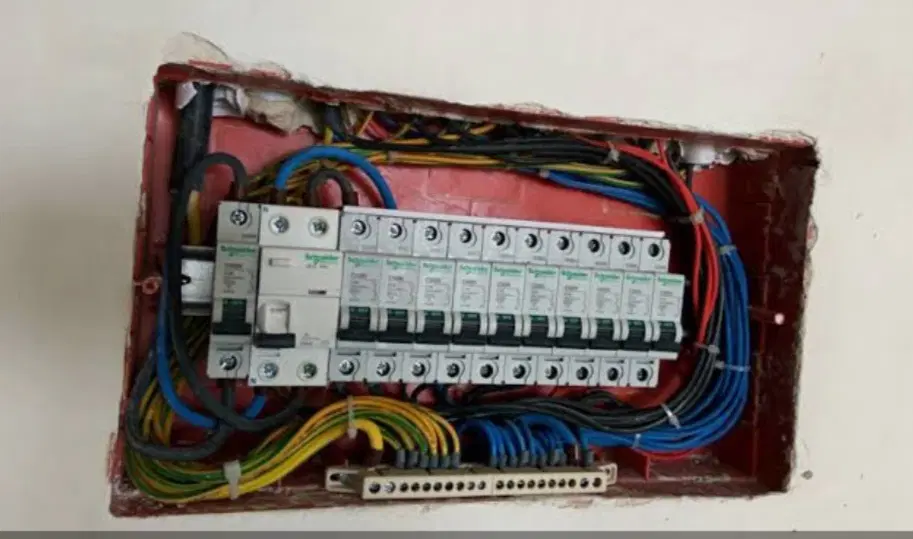برق‌کار ساختمان در ونک