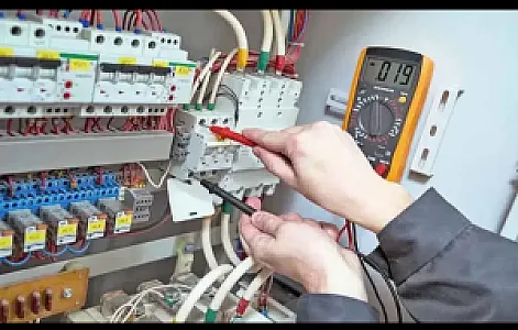 برق‌کار ساختمان در فرودگاه مهرآباد