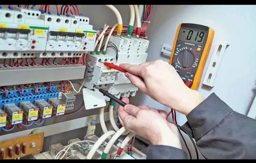 برق‌کار ساختمان در فرودگاه مهرآباد
