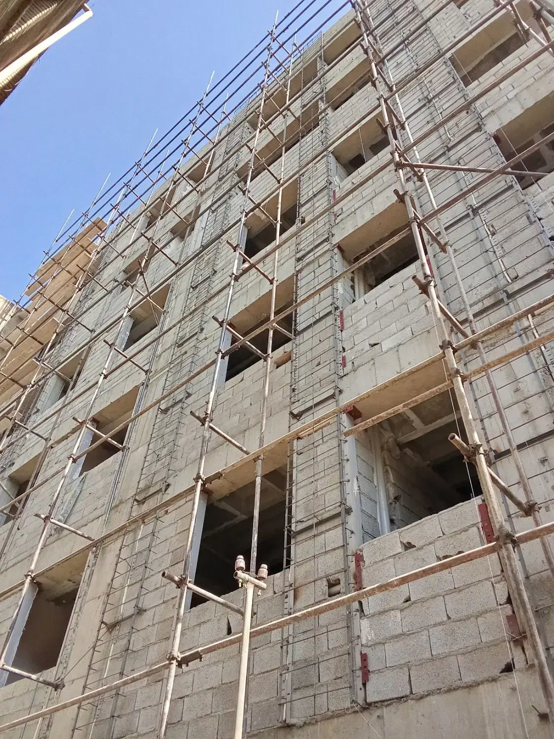 رابیتس‌کاری و نمای ساختمان در تهرانپارس جنوبی - تصویر 4