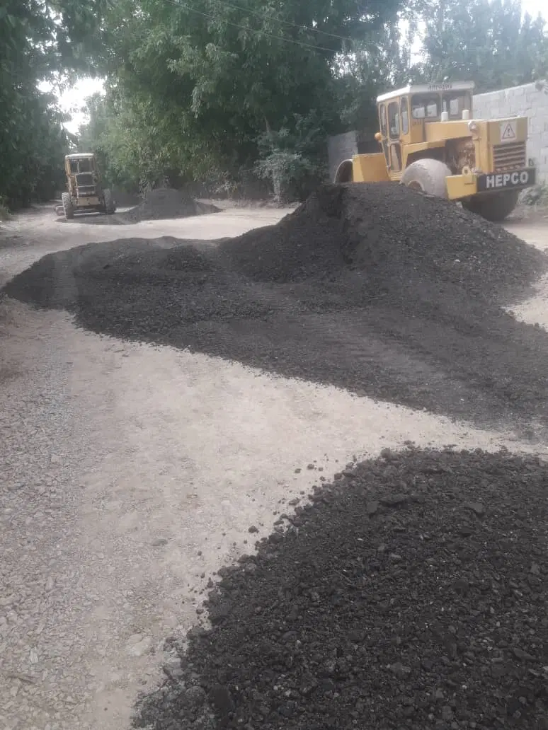 پخش آسفالت و قیرپاشی محوطه در نعمت‌آباد - تصویر 3
