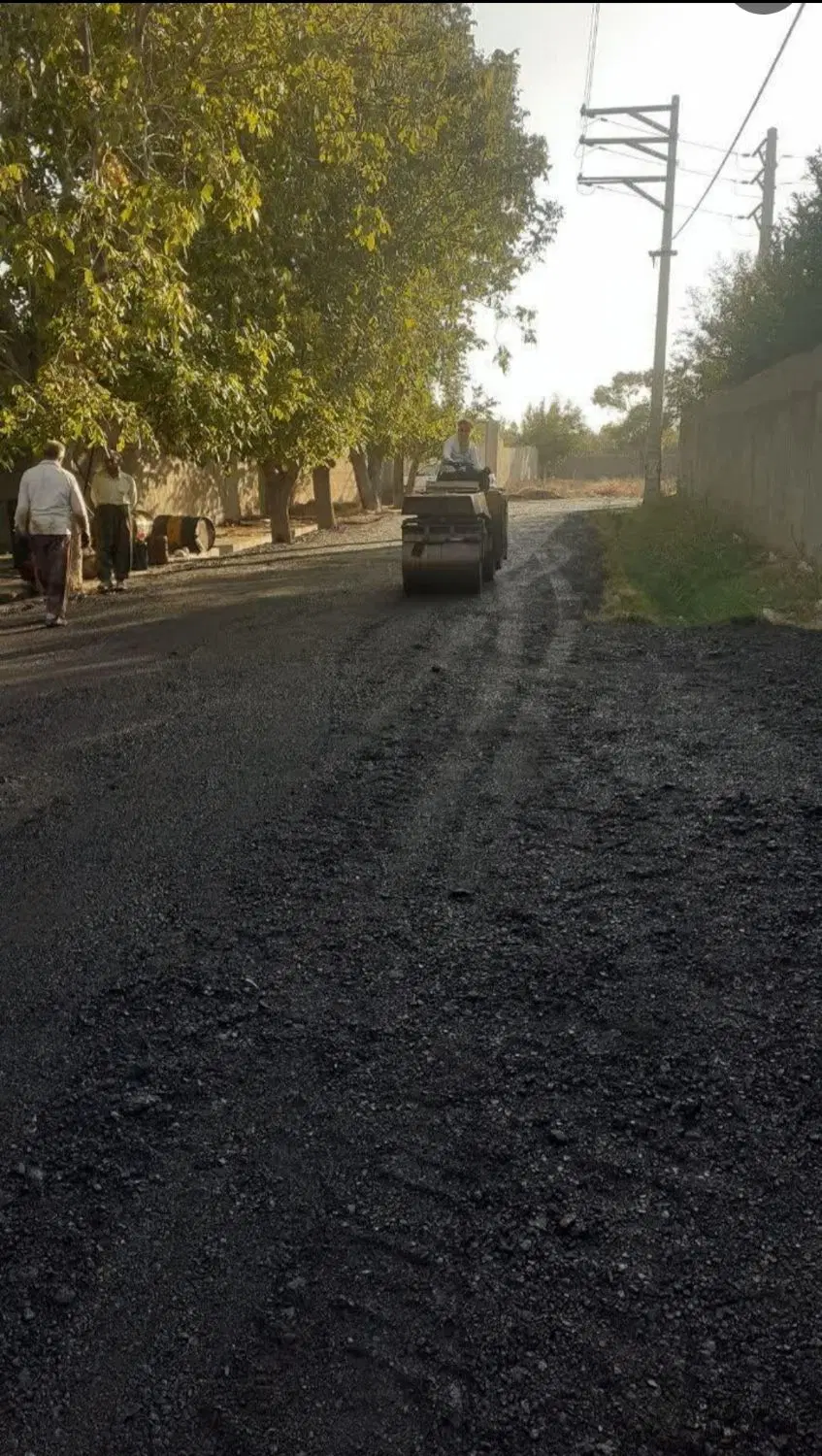 پخش آسفالت و قیرپاشی محوطه در نعمت‌آباد - تصویر 9