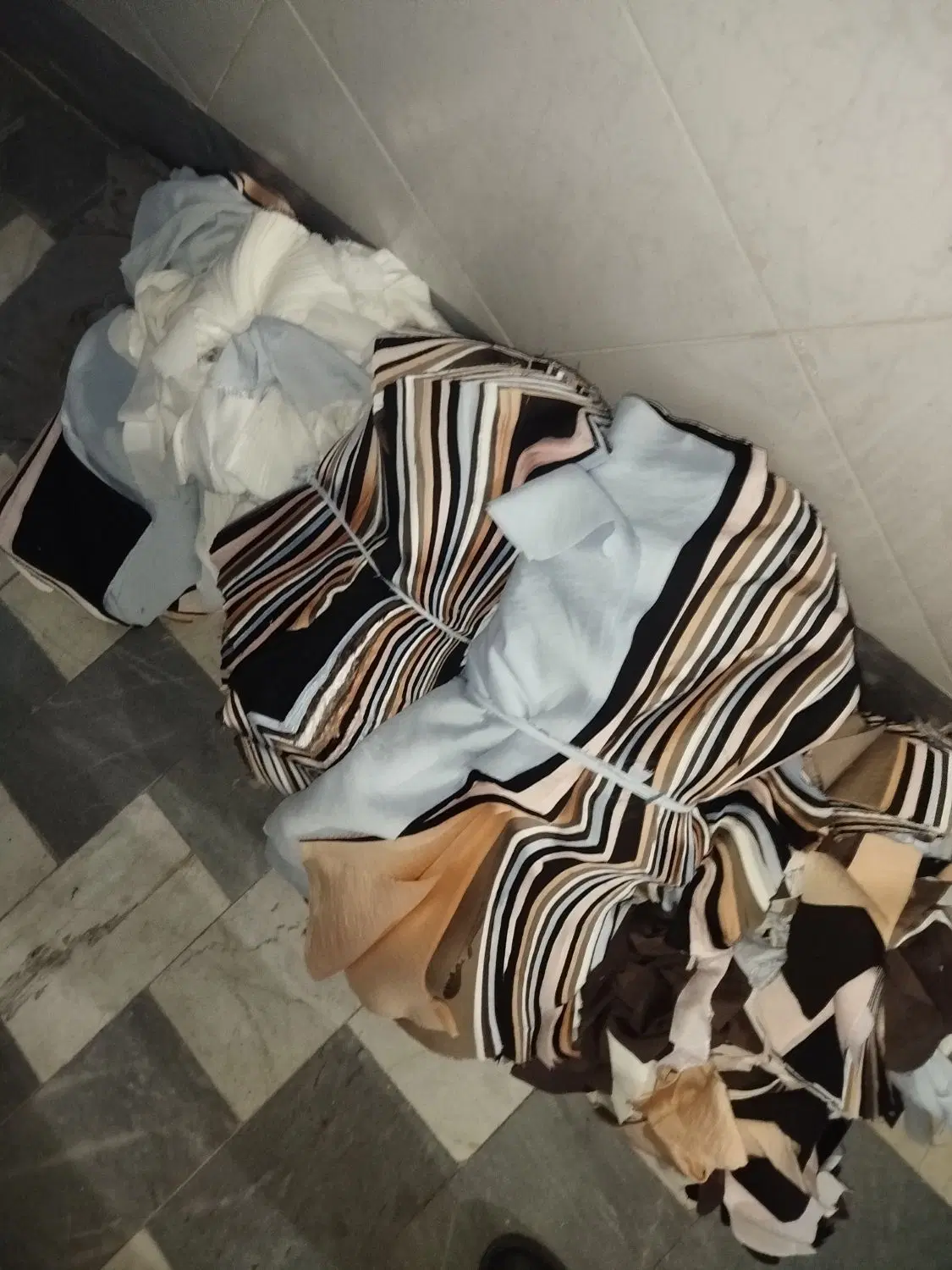 کارگاه دوخت و برش پوشاک در بازار - تصویر 2
