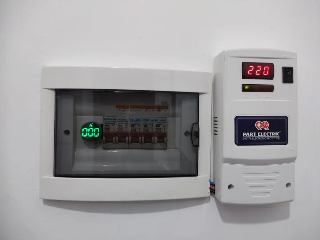 برقکار در دریاچه چیتگر