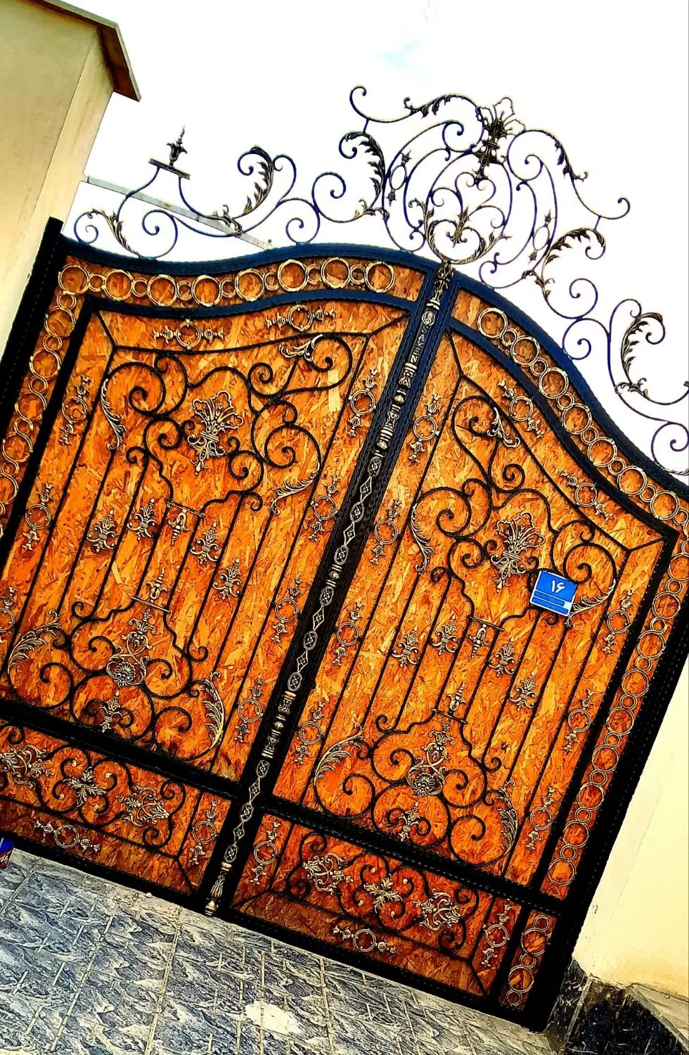 نقاشی ساختمان در چیتگر جنوبی