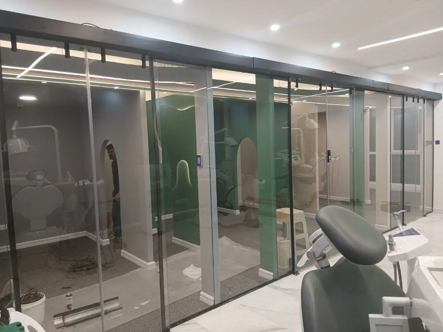 شیشه سکوریت و درب اتوماتیک در شمس‌آباد - تصویر 5