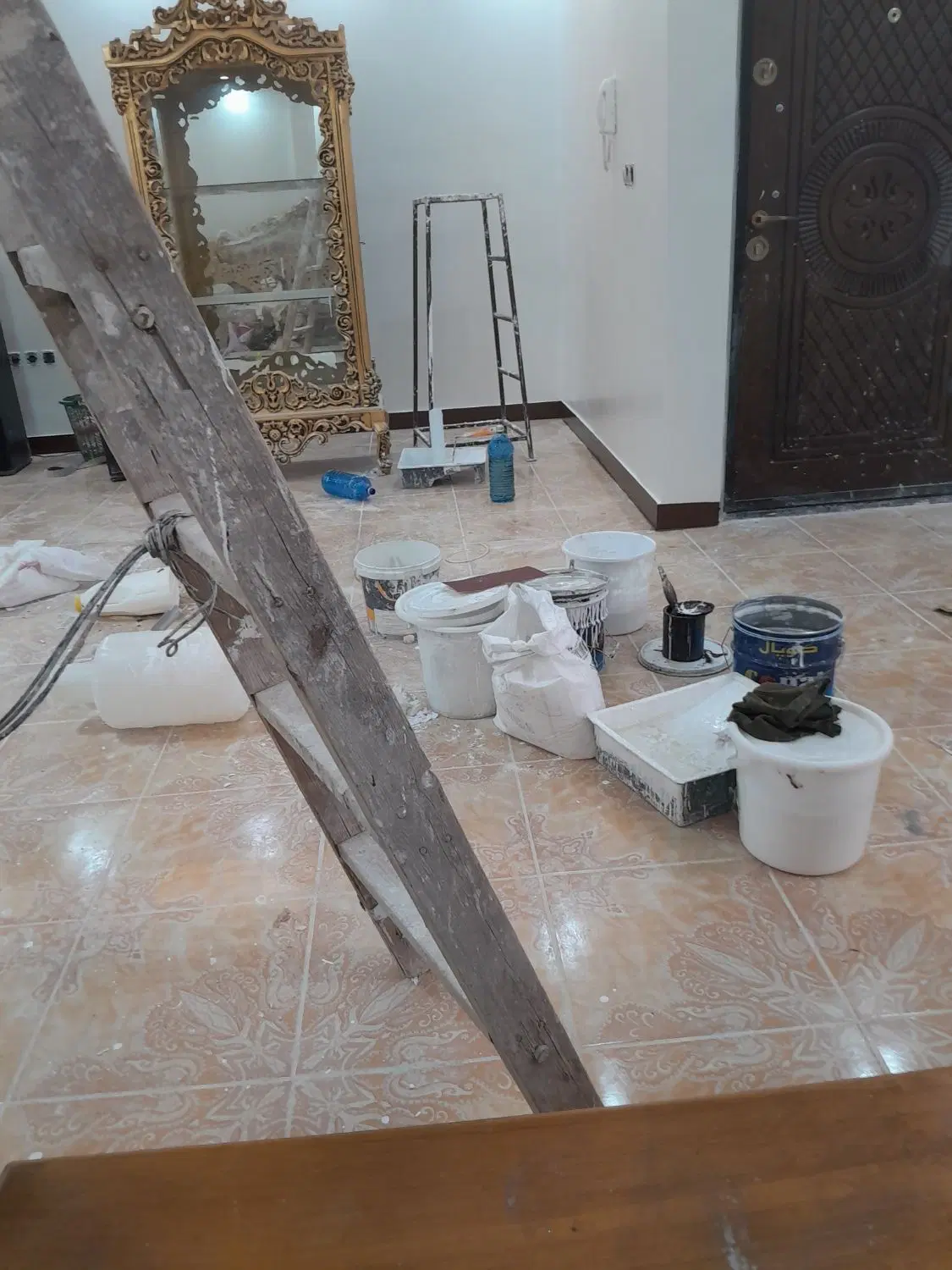 نقاش ساختمان در اتابک