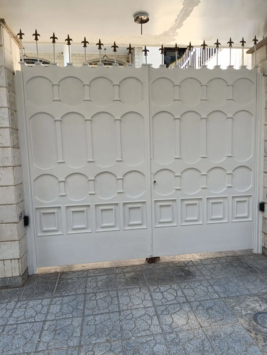 نقاشی ساختمان در خاک سفید - تصویر 4