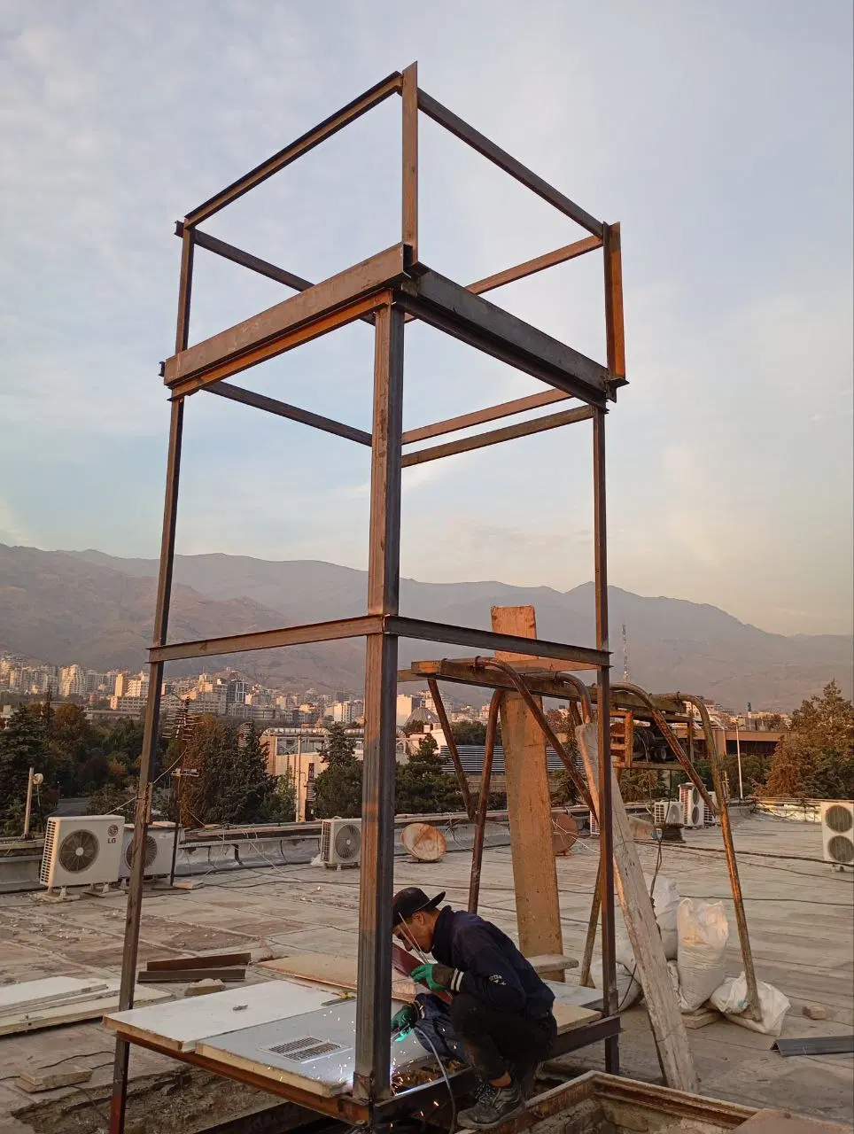 آهنکشی و ریل‌گذاری آسانسور در ورزشگاه آزادی - تصویر 2
