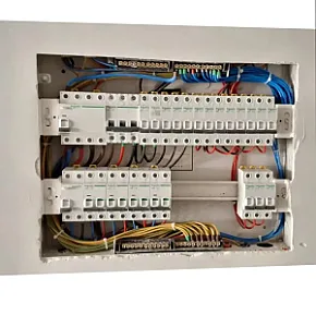 برق‌کار ساختمان در ایوانک